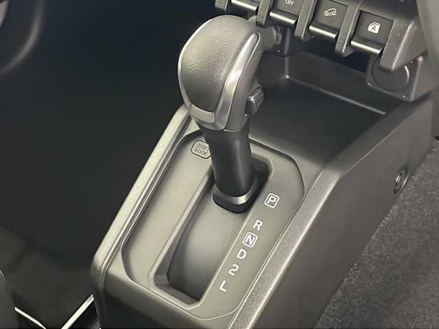 スズキ ジムニー シエラ JC 秋田県 2025(令7)年 0.2万km ミディアムグレー ４WD/セーフティーサポート /前席シートヒーター　/オートリトラミラー　/LEDヘッドライト　/プッシュスタート　/スマートキー　/スペアキー有り/クルーズコントロール　/クリアランスソナー /アイドリングストップ/レーンキープアシスト/衝突被害軽減システム　/横滑り防止措置/ヒルディセントコントロール/ヘッドライトウォッシャー/オートエアコン /オートライト/ステアリングリモコン装着車両/フォグライト /純正AW/ウィンカーミラー /保証書/取扱説明書