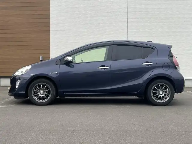 トヨタ アクア G 秋田県 2015(平27)年 15.2万km ダークバイオレットマイカメタリック 純正メモリナビ（CD/BT)/ワンセグ/バックカメラ/社外15インチアルミ（夏タイヤ装着）/スマートキー/アイドリングストップ/プッシュスタート/クルーズコントロール追従走行なし/車両接近通報装置/ステアリングスイッチ/純正フロアマット/社外ドアバイザー/ビルトインETC/オートライト/オートエアコン/パワーステアリング/パワーウィンドウ/ヘッドライトレベライザー/横滑り防止/寒冷地仕様/電動ウィンカーミラー/保証書/取扱説明書/記録簿/スペアキー×１