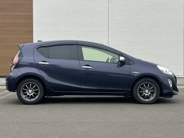 トヨタ アクア G 秋田県 2015(平27)年 15.2万km ダークバイオレットマイカメタリック 純正メモリナビ（CD/BT)/ワンセグ/バックカメラ/社外15インチアルミ（夏タイヤ装着）/スマートキー/アイドリングストップ/プッシュスタート/クルーズコントロール追従走行なし/車両接近通報装置/ステアリングスイッチ/純正フロアマット/社外ドアバイザー/ビルトインETC/オートライト/オートエアコン/パワーステアリング/パワーウィンドウ/ヘッドライトレベライザー/横滑り防止/寒冷地仕様/電動ウィンカーミラー/保証書/取扱説明書/記録簿/スペアキー×１