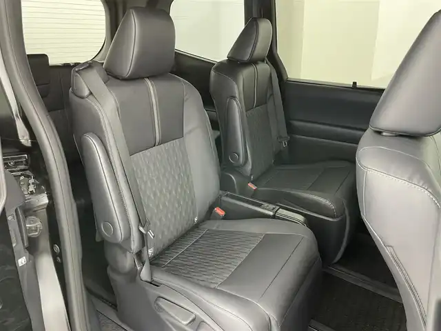 トヨタ ノア ハイブリッド S－Z 岡山県 2023(令5)年 1.3万km グリッターブラックガラスフレーク 純正10.5インチディスプレイオーディオナビ/・Bluetooth/地デジ/カープレイ/DVD/CD/HDMI/バックカメラ/純正14インチフリップダウンモニター/快適利便パッケージ/・後席シートヒーター /・パワーバックドア /・2列目オットマン/セーフティセンス /レーダークルーズコントロール/LEDライト/ハーフレザーシート /シートヒーター /ステアリングヒーター/ビルトインETC2.0/プッシュスタート /スマートキー/両側パワースライドドア/前後ドライブレコーダー/オートライト