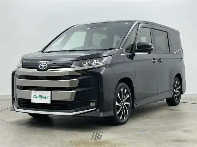 トヨタ ノア ハイブリッド S－Z 岡山県 2023(令5)年 1.3万km グリッターブラックガラスフレーク 純正10.5インチディスプレイオーディオナビ/・Bluetooth/地デジ/カープレイ/DVD/CD/HDMI/バックカメラ/純正14インチフリップダウンモニター/快適利便パッケージ/・後席シートヒーター /・パワーバックドア /・2列目オットマン/セーフティセンス /レーダークルーズコントロール/LEDライト/ハーフレザーシート /シートヒーター /ステアリングヒーター/ビルトインETC2.0/プッシュスタート /スマートキー/両側パワースライドドア/前後ドライブレコーダー/オートライト