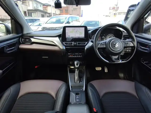 スズキ フロンクス 熊本県 2025(令7)年 0.5万km シルバー ワンオーナー/純正ナビ/【フルセグTV/BT/USB/HDMI】/全方位カメラ/TVキャンセラー/スズキセーフティサポート/衝突軽減ブレーキ/車線逸脱警報/コーナーセンサー/アダプティブクルーズコントロール/ブラインドスポットモニター/ヘッドアップディスプレイ/パドルシフト/ETC/純正16インチAW/ハーフレザーシート/D/Nシートヒーター/ワイヤレス充電/前後ドライブレコーダー/電子パーキング/オートホールド/LEDオートライト/ヘッドライトレベライザー/アイドリングストップ/社外フロアマット/スペアキー/取扱説明書(車両/ナビ)/保証書