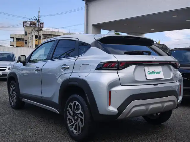 スズキ フロンクス 熊本県 2025(令7)年 0.5万km シルバー ワンオーナー/純正ナビ/【フルセグTV/BT/USB/HDMI】/全方位カメラ/TVキャンセラー/スズキセーフティサポート/衝突軽減ブレーキ/車線逸脱警報/コーナーセンサー/アダプティブクルーズコントロール/ブラインドスポットモニター/ヘッドアップディスプレイ/パドルシフト/ETC/純正16インチAW/ハーフレザーシート/D/Nシートヒーター/ワイヤレス充電/前後ドライブレコーダー/電子パーキング/オートホールド/LEDオートライト/ヘッドライトレベライザー/アイドリングストップ/社外フロアマット/スペアキー/取扱説明書(車両/ナビ)/保証書