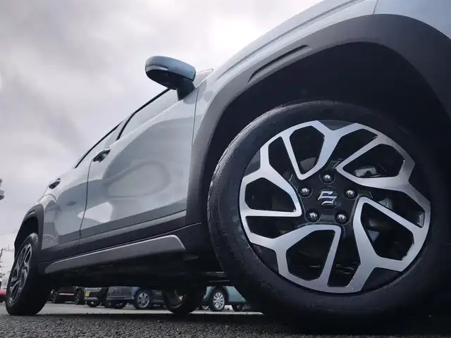 スズキ フロンクス 熊本県 2025(令7)年 0.5万km シルバー ワンオーナー/純正ナビ/【フルセグTV/BT/USB/HDMI】/全方位カメラ/TVキャンセラー/スズキセーフティサポート/衝突軽減ブレーキ/車線逸脱警報/コーナーセンサー/アダプティブクルーズコントロール/ブラインドスポットモニター/ヘッドアップディスプレイ/パドルシフト/ETC/純正16インチAW/ハーフレザーシート/D/Nシートヒーター/ワイヤレス充電/前後ドライブレコーダー/電子パーキング/オートホールド/LEDオートライト/ヘッドライトレベライザー/アイドリングストップ/社外フロアマット/スペアキー/取扱説明書(車両/ナビ)/保証書