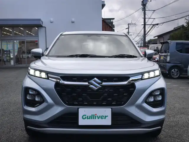スズキ フロンクス 熊本県 2025(令7)年 0.5万km シルバー ワンオーナー/純正ナビ/【フルセグTV/BT/USB/HDMI】/全方位カメラ/TVキャンセラー/スズキセーフティサポート/衝突軽減ブレーキ/車線逸脱警報/コーナーセンサー/アダプティブクルーズコントロール/ブラインドスポットモニター/ヘッドアップディスプレイ/パドルシフト/ETC/純正16インチAW/ハーフレザーシート/D/Nシートヒーター/ワイヤレス充電/前後ドライブレコーダー/電子パーキング/オートホールド/LEDオートライト/ヘッドライトレベライザー/アイドリングストップ/社外フロアマット/スペアキー/取扱説明書(車両/ナビ)/保証書