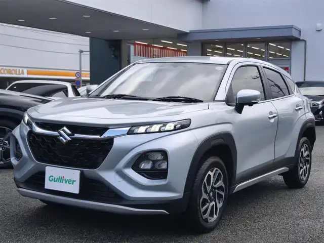 スズキ フロンクス 熊本県 2025(令7)年 0.5万km シルバー ワンオーナー/純正ナビ/【フルセグTV/BT/USB/HDMI】/全方位カメラ/TVキャンセラー/スズキセーフティサポート/衝突軽減ブレーキ/車線逸脱警報/コーナーセンサー/アダプティブクルーズコントロール/ブラインドスポットモニター/ヘッドアップディスプレイ/パドルシフト/ETC/純正16インチAW/ハーフレザーシート/D/Nシートヒーター/ワイヤレス充電/前後ドライブレコーダー/電子パーキング/オートホールド/LEDオートライト/ヘッドライトレベライザー/アイドリングストップ/社外フロアマット/スペアキー/取扱説明書(車両/ナビ)/保証書