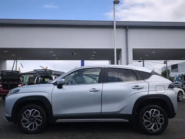 スズキ フロンクス 熊本県 2025(令7)年 0.5万km シルバー ワンオーナー/純正ナビ/【フルセグTV/BT/USB/HDMI】/全方位カメラ/TVキャンセラー/スズキセーフティサポート/衝突軽減ブレーキ/車線逸脱警報/コーナーセンサー/アダプティブクルーズコントロール/ブラインドスポットモニター/ヘッドアップディスプレイ/パドルシフト/ETC/純正16インチAW/ハーフレザーシート/D/Nシートヒーター/ワイヤレス充電/前後ドライブレコーダー/電子パーキング/オートホールド/LEDオートライト/ヘッドライトレベライザー/アイドリングストップ/社外フロアマット/スペアキー/取扱説明書(車両/ナビ)/保証書