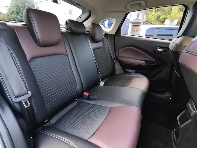 スズキ フロンクス 熊本県 2025(令7)年 0.5万km シルバー ワンオーナー/純正ナビ/【フルセグTV/BT/USB/HDMI】/全方位カメラ/TVキャンセラー/スズキセーフティサポート/衝突軽減ブレーキ/車線逸脱警報/コーナーセンサー/アダプティブクルーズコントロール/ブラインドスポットモニター/ヘッドアップディスプレイ/パドルシフト/ETC/純正16インチAW/ハーフレザーシート/D/Nシートヒーター/ワイヤレス充電/前後ドライブレコーダー/電子パーキング/オートホールド/LEDオートライト/ヘッドライトレベライザー/アイドリングストップ/社外フロアマット/スペアキー/取扱説明書(車両/ナビ)/保証書