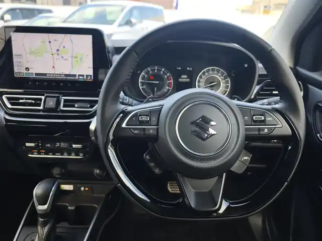 スズキ フロンクス 熊本県 2025(令7)年 0.5万km シルバー ワンオーナー/純正ナビ/【フルセグTV/BT/USB/HDMI】/全方位カメラ/TVキャンセラー/スズキセーフティサポート/衝突軽減ブレーキ/車線逸脱警報/コーナーセンサー/アダプティブクルーズコントロール/ブラインドスポットモニター/ヘッドアップディスプレイ/パドルシフト/ETC/純正16インチAW/ハーフレザーシート/D/Nシートヒーター/ワイヤレス充電/前後ドライブレコーダー/電子パーキング/オートホールド/LEDオートライト/ヘッドライトレベライザー/アイドリングストップ/社外フロアマット/スペアキー/取扱説明書(車両/ナビ)/保証書