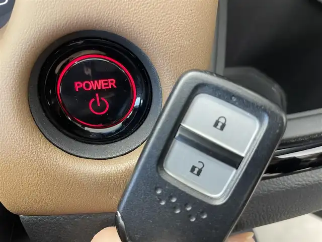 ホンダ フィット e:HEVリュクス 群馬県 2020(令2)年 2.6万km シャイニンググレーM 純正９インチナビ バックカメラ 前席シートヒーター ホンダセンシング 禁煙車 純正アルミホイール 前後ドラレコ ビルトインETC LEDヘッドライト オートライト ブレーキホールド プッシュスタート