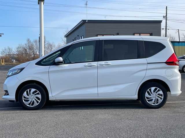 ホンダ フリード G 道央・札幌 2023(令5)年 2.9万km プラチナホワイトパール ４WD/社外メモリーナビ/AM/FM/BT/SD/CD/ワンセグ/ホンダセンシング/衝突被害軽減ブレーキ/横滑り防止装置/レーダークルーズコントロール/レーンキープアシスト/バックカメラ/コーナーセンサー/ビルトインETC/ドライブレコーダー/アイドリングストップ/ワイパーデアイサー/ECON/両側パワースライドドア/前席シートヒーター/ステアリングリモコン/プッシュスタート/スマートキー/LEDヘッドライト/オートライト/電動格納ミラー/ヒーテッドドアミラー/ウィンカーミラー/社外フロアマット/スペアキー/レンタカー登録