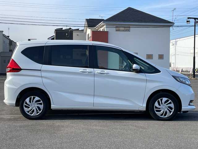ホンダ フリード G 道央・札幌 2023(令5)年 2.9万km プラチナホワイトパール ４WD/社外メモリーナビ/AM/FM/BT/SD/CD/ワンセグ/ホンダセンシング/衝突被害軽減ブレーキ/横滑り防止装置/レーダークルーズコントロール/レーンキープアシスト/バックカメラ/コーナーセンサー/ビルトインETC/ドライブレコーダー/アイドリングストップ/ワイパーデアイサー/ECON/両側パワースライドドア/前席シートヒーター/ステアリングリモコン/プッシュスタート/スマートキー/LEDヘッドライト/オートライト/電動格納ミラー/ヒーテッドドアミラー/ウィンカーミラー/社外フロアマット/スペアキー/レンタカー登録