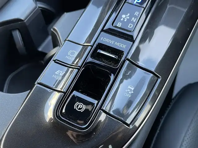 トヨタ クラウン スポーツ Z 千葉県 2024(令6)年 1.2万km プレシャスホワイトパール パノラミックガラスルーフ/黒レザーシート/パノラミックビューカメラ/純正12.3インチコネクテッドナビ/前席パワーシート/前席シートヒーター/前席シートベンチレーション/パワーバックドア/デジタルインナーミラー/パーキングアシスト/トヨタセーフティーセンス/・プリクラッシュセーフティー/・レーンキープアシスト/・パーキングサポートブレーキ/・ブラインドスポットモニター/・後方車両接近告知/・RCTA/・RDA/・RCD/・SEA/・AVSP/・RSA/アダプティブクルーズコントロール/スマートキー/ヘッドアップディスプレイ/前後コーナーセンサー/オートマチックハイビーム/AC100V1500W電源/ハンズフリー充電/純正21インチアルミホイール/純正LEDヘッドライト/ビルトインETC2.0/アイドリングストップ/本革巻きステアリング/サイド＆カーテンエアバッグ