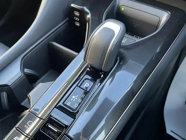 トヨタ クラウン スポーツ Z 千葉県 2024(令6)年 1.2万km プレシャスホワイトパール パノラミックガラスルーフ/黒レザーシート/パノラミックビューカメラ/純正12.3インチコネクテッドナビ/前席パワーシート/前席シートヒーター/前席シートベンチレーション/パワーバックドア/デジタルインナーミラー/パーキングアシスト/トヨタセーフティーセンス/・プリクラッシュセーフティー/・レーンキープアシスト/・パーキングサポートブレーキ/・ブラインドスポットモニター/・後方車両接近告知/・RCTA/・RDA/・RCD/・SEA/・AVSP/・RSA/アダプティブクルーズコントロール/スマートキー/ヘッドアップディスプレイ/前後コーナーセンサー/オートマチックハイビーム/AC100V1500W電源/ハンズフリー充電/純正21インチアルミホイール/純正LEDヘッドライト/ビルトインETC2.0/アイドリングストップ/本革巻きステアリング/サイド＆カーテンエアバッグ