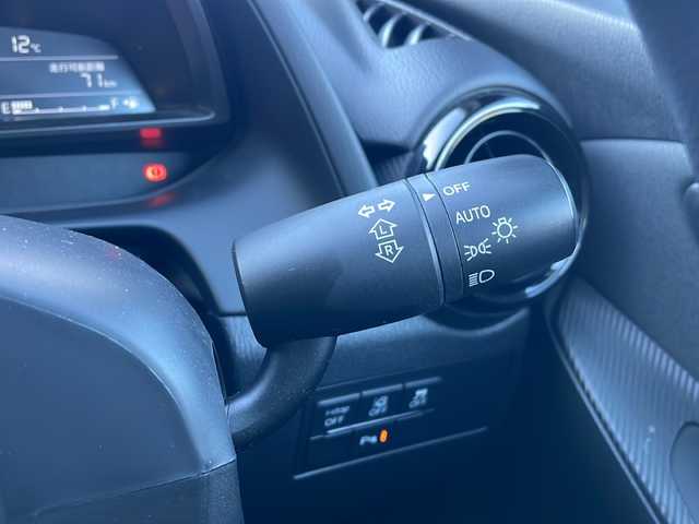 マツダ マツダ２ 15C 三重県 2020(令2)年 2.7万km アークティックホワイト 純正コネクテッドナビ/ＢＳＭ/車線逸脱警報/バックカメラ/社外ドライブレコーダー/社外ＥＴＣ/ＭＴモード付ＡＴ/パーキングセンサー/アイドリングストップ/横滑り防止/衝突被害軽減システム/盗難防止装備/ＬＥＤライト/オートライト/電動格納ミラー/Bluetooth接続/USB入力/AUX/禁煙車