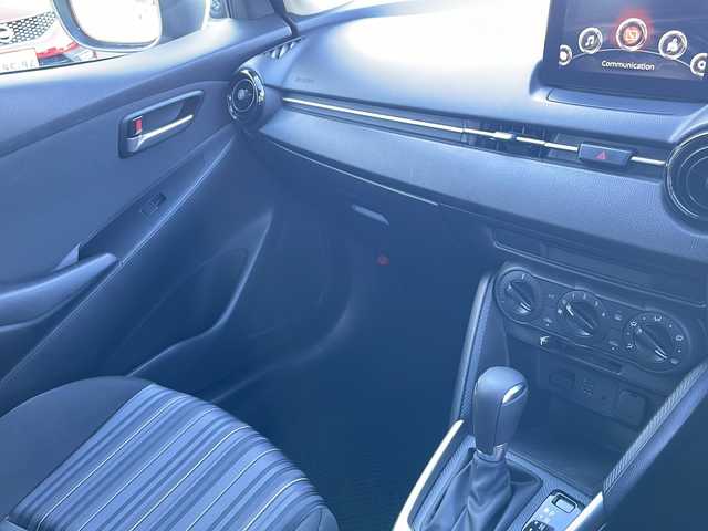 マツダ マツダ２ 15C 三重県 2020(令2)年 2.7万km アークティックホワイト 純正コネクテッドナビ/ＢＳＭ/車線逸脱警報/バックカメラ/社外ドライブレコーダー/社外ＥＴＣ/ＭＴモード付ＡＴ/パーキングセンサー/アイドリングストップ/横滑り防止/衝突被害軽減システム/盗難防止装備/ＬＥＤライト/オートライト/電動格納ミラー/Bluetooth接続/USB入力/AUX/禁煙車