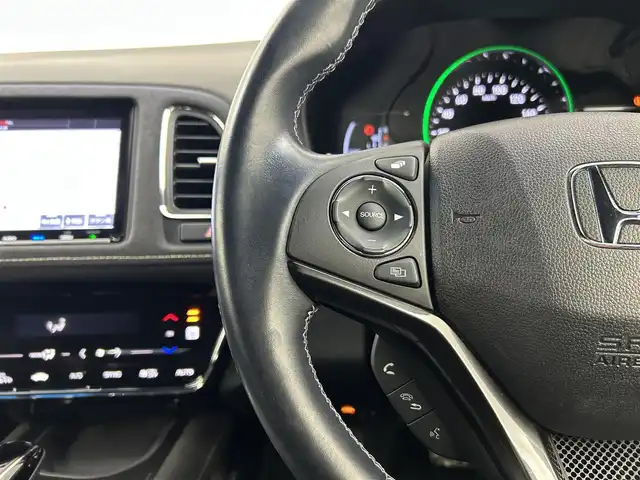 ホンダ ヴェゼル ハイブリッド RS ホンダセンシング 千葉県 2020(令2)年 5.7万km クリスタルブラックパール 禁煙車/ホンダセンシング/・衝突軽減ブレーキ/・先行車発進お知らせ/・路外逸脱毛抑制システム/・レーンキープアシスト/・レーダークルーズコントロール/純正８型メモリナビ/・型番：VXM-207VFEi/・CD/DVD/USB/HDMI/Bluetooth/フルセグTV/・バックカメラ/・ビルトインETC/革巻きステアリング/・ステアリングスイッチ/・パドルシフト/ハーフレザーシート/・DNシートヒーター/左右独立エアコン/純正フロアマット/純正１８インチAW/オートライト/・LEDヘッドライト/・LEDフォグランプ