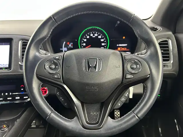 ホンダ ヴェゼル ハイブリッド RS ホンダセンシング 千葉県 2020(令2)年 5.7万km クリスタルブラックパール 禁煙車/ホンダセンシング/・衝突軽減ブレーキ/・先行車発進お知らせ/・路外逸脱毛抑制システム/・レーンキープアシスト/・レーダークルーズコントロール/純正８型メモリナビ/・型番：VXM-207VFEi/・CD/DVD/USB/HDMI/Bluetooth/フルセグTV/・バックカメラ/・ビルトインETC/革巻きステアリング/・ステアリングスイッチ/・パドルシフト/ハーフレザーシート/・DNシートヒーター/左右独立エアコン/純正フロアマット/純正１８インチAW/オートライト/・LEDヘッドライト/・LEDフォグランプ