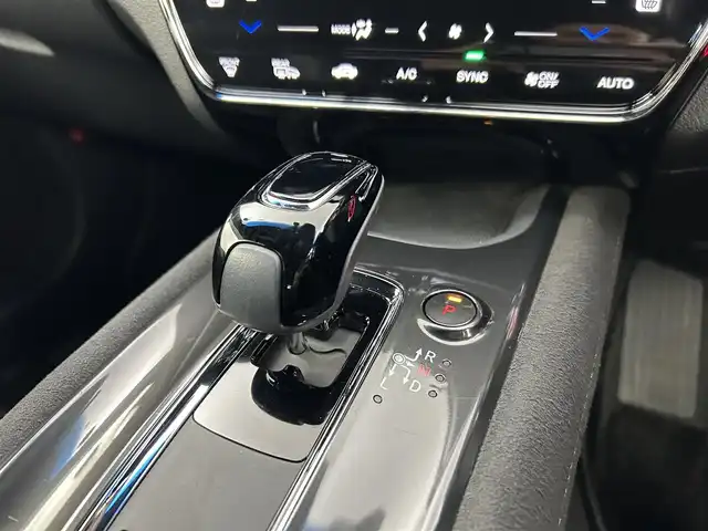 ホンダ ヴェゼル ハイブリッド RS ホンダセンシング 千葉県 2020(令2)年 5.7万km クリスタルブラックパール 禁煙車/ホンダセンシング/・衝突軽減ブレーキ/・先行車発進お知らせ/・路外逸脱毛抑制システム/・レーンキープアシスト/・レーダークルーズコントロール/純正８型メモリナビ/・型番：VXM-207VFEi/・CD/DVD/USB/HDMI/Bluetooth/フルセグTV/・バックカメラ/・ビルトインETC/革巻きステアリング/・ステアリングスイッチ/・パドルシフト/ハーフレザーシート/・DNシートヒーター/左右独立エアコン/純正フロアマット/純正１８インチAW/オートライト/・LEDヘッドライト/・LEDフォグランプ