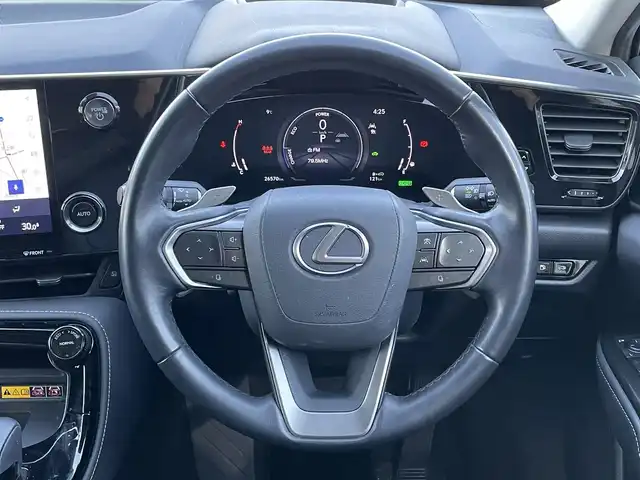 レクサス ＮＸ 350h 静岡県 2023(令5)年 2.7万km ソニッククォーツ メーカーナビ/・フルセグTV/・Bluetooth接続/・USB入力端子/トヨタセーフティーセンス/プリクラッシュセーフティ/BSM/HUD/パノラミックビュー/電動パーキングブレーキ/オートブレーキホールド/レーダークルーズコントロール/ワイヤレス充電/プッシュスタート/スマートキー/前席パワーシート/パワーバックドア/電動チルト＆テレスコピック/LEDオートライト/オートハイビーム/前後コーナーセンサー