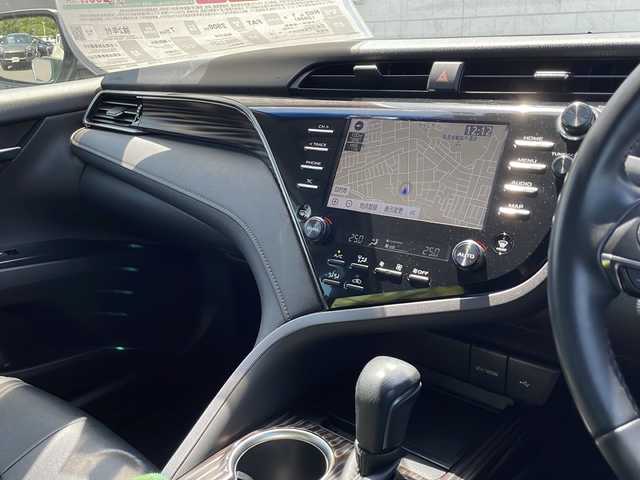 トヨタ カムリ G 茨城県 2020(令2)年 7万km プラチナホワイトパールマイカ 純正8型ディスプレイオーディオ/バックカメラ/ビルトインETC/ドライブレコーダー/レーダークルーズコントロール/インテリジェントクリアランスソナー/セーフティセンス/・プリクラッシュセーフティ/・レーンディパーチャーアラート/・オートマチックハイビーム/S-VSC/LEDヘッドランプ/本革巻きステアリング/運転席パワーシート/レザー調シートカバー付/純正17インチアルミホイール/スマートエントリー/スタートシステム/禁煙車