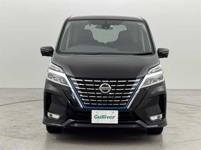 日産 セレナ e－パワー ハイウェイスター V 福岡県 2020(令2)年 6.4万km ダイヤモンドブラック ワンオーナー　/１１型後席モニター　/純正１０型ナビ　/全方位カメラ　/ＥＴＣ　/前ドラレコ　/クルーズコントロール　/コーナーセンサー　/エマージェンシーブレーキ　/レーンキープ　/ＢＳＭ　/両側電動スライドドア　/ＬＥＤ