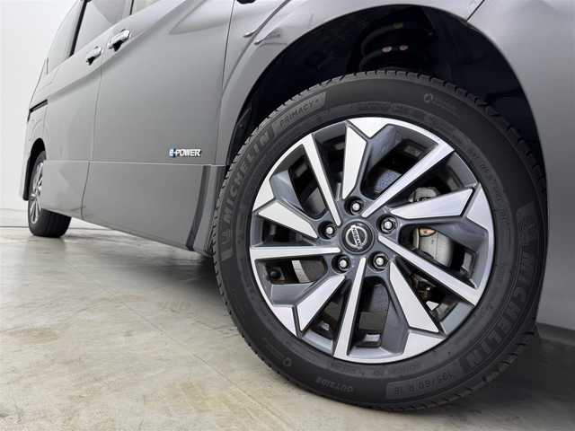 日産 セレナ e－パワー ハイウェイスター V 福岡県 2020(令2)年 6.4万km ダイヤモンドブラック ワンオーナー　/１１型後席モニター　/純正１０型ナビ　/全方位カメラ　/ＥＴＣ　/前ドラレコ　/クルーズコントロール　/コーナーセンサー　/エマージェンシーブレーキ　/レーンキープ　/ＢＳＭ　/両側電動スライドドア　/ＬＥＤ