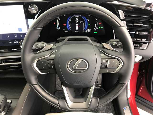 レクサス ＲＸ 450h+ バージョンL 愛知県 2023(令5)年 0.3万km レッドマイカクリスタルシャイン 14インチディスプレイオーディオ　/（フルセグ/Bluetooth） /パノラマムーンルーフ　/レーダークルーズコントロール　/パノラミックビューモニター　/パドルシフト　/ブラインドスポットモニター　/衝突軽減システム/電動リアゲート　/ヘッドアップディスプレイ/ハーフレザー（ソリスホワイト）　/運転席メモリーシート/運転席パワーイージーアクセスシステム/前席パワーシート/全席シートヒーター/全席エアーシート/ハンドルヒーター/デジタルインナーミラー/ETC2.0/純正AW