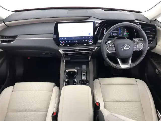 レクサス ＲＸ 450h+ バージョンL 愛知県 2023(令5)年 0.3万km レッドマイカクリスタルシャイン 14インチディスプレイオーディオ　/（フルセグ/Bluetooth） /パノラマムーンルーフ　/レーダークルーズコントロール　/パノラミックビューモニター　/パドルシフト　/ブラインドスポットモニター　/衝突軽減システム/電動リアゲート　/ヘッドアップディスプレイ/ハーフレザー（ソリスホワイト）　/運転席メモリーシート/運転席パワーイージーアクセスシステム/前席パワーシート/全席シートヒーター/全席エアーシート/ハンドルヒーター/デジタルインナーミラー/ETC2.0/純正AW