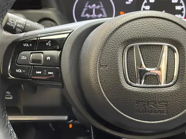 ホンダ ヴェゼル ハイブリッド e:HEV Z 岩手県 2022(令4)年 7.4万km プレミアムサンライトホワイトパール ４WD/ハンズフリーパワーテールゲート/ホンダセンシング/衝突軽減ブレーキ/アダプティブクルーズコントロール/レーンキープアシスト/踏み間違い衝突軽減システム/オートハイビーム/パーキングセンサー/ブラインドスポットインフォメーション/ヒルディセントコントロール/チップアップリヤシート/シートヒーター/ステアリングヒーター/熱線入りフロントウインドウ/減速セレクター/純正ナビ/（CD/DVD/フルセグ/SD/USB/Bluetooth）/バックカメラ/ETC/ドライブレコーダー/フルLEDヘッドライト/純正18インチアルミホイール