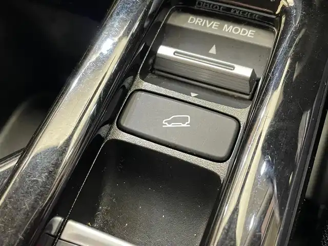 ホンダ ヴェゼル ハイブリッド e:HEV Z 岩手県 2022(令4)年 7.4万km プレミアムサンライトホワイトパール ４WD/ハンズフリーパワーテールゲート/ホンダセンシング/衝突軽減ブレーキ/アダプティブクルーズコントロール/レーンキープアシスト/踏み間違い衝突軽減システム/オートハイビーム/パーキングセンサー/ブラインドスポットインフォメーション/ヒルディセントコントロール/チップアップリヤシート/シートヒーター/ステアリングヒーター/熱線入りフロントウインドウ/減速セレクター/純正ナビ/（CD/DVD/フルセグ/SD/USB/Bluetooth）/バックカメラ/ETC/ドライブレコーダー/フルLEDヘッドライト/純正18インチアルミホイール