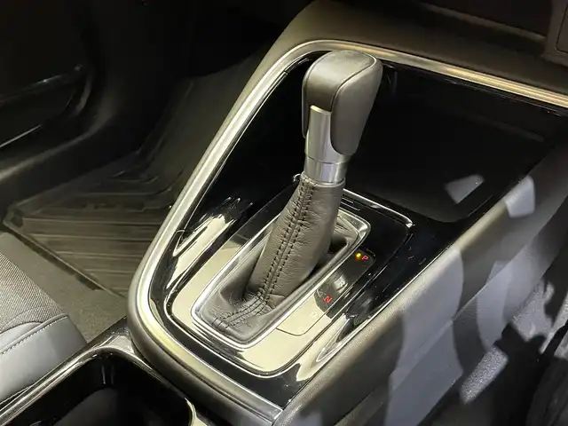 ホンダ ヴェゼル ハイブリッド e:HEV Z 岩手県 2022(令4)年 7.4万km プレミアムサンライトホワイトパール ４WD/ハンズフリーパワーテールゲート/ホンダセンシング/衝突軽減ブレーキ/アダプティブクルーズコントロール/レーンキープアシスト/踏み間違い衝突軽減システム/オートハイビーム/パーキングセンサー/ブラインドスポットインフォメーション/ヒルディセントコントロール/チップアップリヤシート/シートヒーター/ステアリングヒーター/熱線入りフロントウインドウ/減速セレクター/純正ナビ/（CD/DVD/フルセグ/SD/USB/Bluetooth）/バックカメラ/ETC/ドライブレコーダー/フルLEDヘッドライト/純正18インチアルミホイール