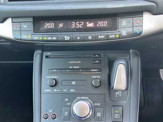 レクサス ＣＴ 200h バージョンC 福島県 2014(平26)年 9.4万km プラチナムシルバーメタリック 純正７型ナビ　バックＣ　フルセグＴＶ　ＢＴ　ＥＴＣ　クルコン　前席シートヒーター　デュアルＡＡＣ　前後ドラレコ　パドルシフト　ステリモ　ＬＥＤ　オートライト　フォグ　ＴＲＣ　カードキー　スペアキー