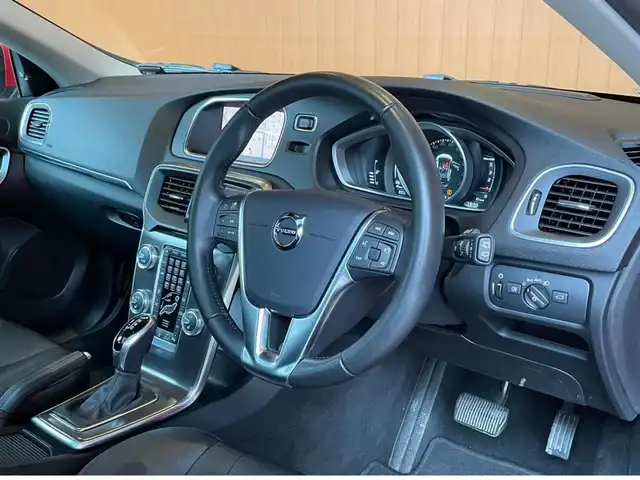 ボルボ Ｖ４０ D4 インスクリプション 愛知県 2017(平29)年 4.9万km パッションレッド 純正ナビ /バックカメラ　/フルセグTV /パノラマサンルーフ /harman/kardon/ブラインドスポット /レーンキープ /ACC/黒革シート /シートヒーター/LEDヘッドライト /純正17インチアルミ/コーナーセンサー