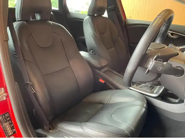 ボルボ Ｖ４０ D4 インスクリプション 愛知県 2017(平29)年 4.9万km パッションレッド 純正ナビ /バックカメラ　/フルセグTV /パノラマサンルーフ /harman/kardon/ブラインドスポット /レーンキープ /ACC/黒革シート /シートヒーター/LEDヘッドライト /純正17インチアルミ/コーナーセンサー