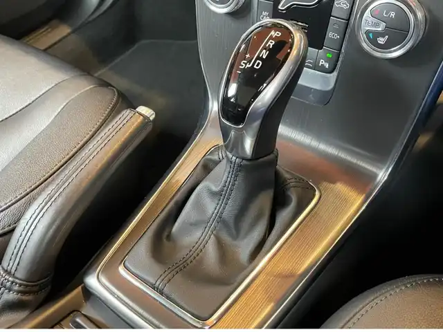 ボルボ Ｖ４０ D4 インスクリプション 愛知県 2017(平29)年 4.9万km パッションレッド 純正ナビ /バックカメラ　/フルセグTV /パノラマサンルーフ /harman/kardon/ブラインドスポット /レーンキープ /ACC/黒革シート /シートヒーター/LEDヘッドライト /純正17インチアルミ/コーナーセンサー