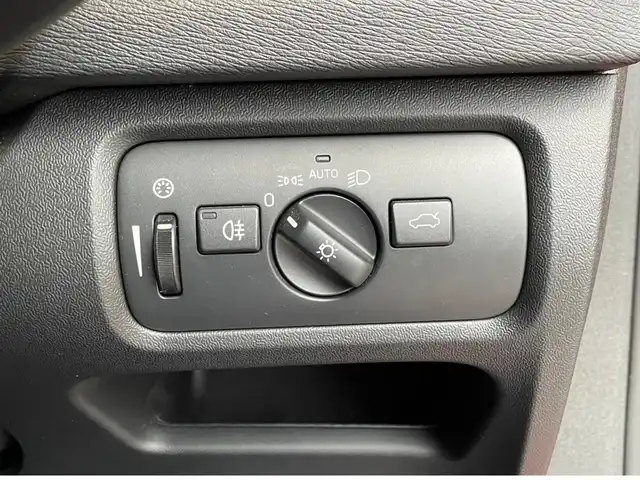 ボルボ Ｖ４０ D4 インスクリプション 愛知県 2017(平29)年 4.9万km パッションレッド 純正ナビ /バックカメラ　/フルセグTV /パノラマサンルーフ /harman/kardon/ブラインドスポット /レーンキープ /ACC/黒革シート /シートヒーター/LEDヘッドライト /純正17インチアルミ/コーナーセンサー