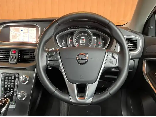ボルボ Ｖ４０ D4 インスクリプション 愛知県 2017(平29)年 4.9万km パッションレッド 純正ナビ /バックカメラ　/フルセグTV /パノラマサンルーフ /harman/kardon/ブラインドスポット /レーンキープ /ACC/黒革シート /シートヒーター/LEDヘッドライト /純正17インチアルミ/コーナーセンサー