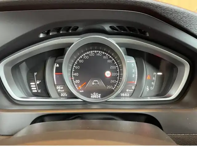 ボルボ Ｖ４０ D4 インスクリプション 愛知県 2017(平29)年 4.9万km パッションレッド 純正ナビ /バックカメラ　/フルセグTV /パノラマサンルーフ /harman/kardon/ブラインドスポット /レーンキープ /ACC/黒革シート /シートヒーター/LEDヘッドライト /純正17インチアルミ/コーナーセンサー