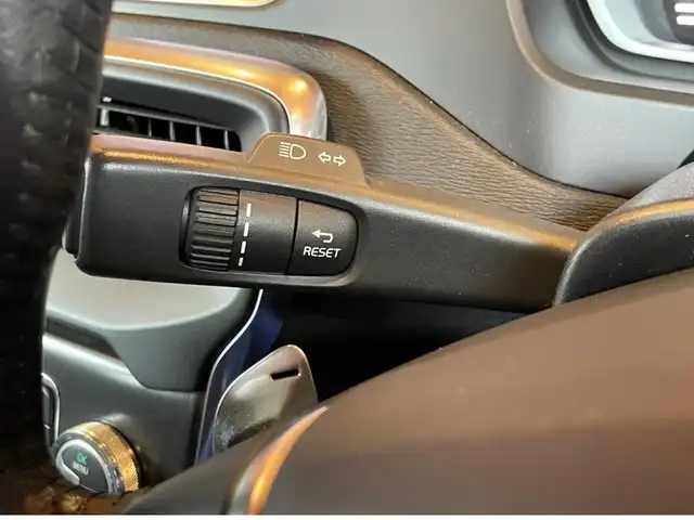 ボルボ Ｖ４０ D4 インスクリプション 愛知県 2017(平29)年 4.9万km パッションレッド 純正ナビ /バックカメラ　/フルセグTV /パノラマサンルーフ /harman/kardon/ブラインドスポット /レーンキープ /ACC/黒革シート /シートヒーター/LEDヘッドライト /純正17インチアルミ/コーナーセンサー