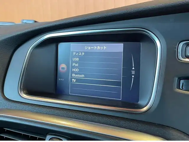 ボルボ Ｖ４０ D4 インスクリプション 愛知県 2017(平29)年 4.9万km パッションレッド 純正ナビ /バックカメラ　/フルセグTV /パノラマサンルーフ /harman/kardon/ブラインドスポット /レーンキープ /ACC/黒革シート /シートヒーター/LEDヘッドライト /純正17インチアルミ/コーナーセンサー