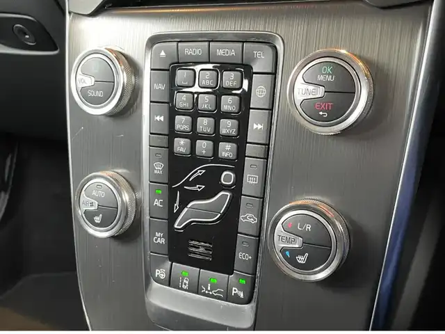 ボルボ Ｖ４０ D4 インスクリプション 愛知県 2017(平29)年 4.9万km パッションレッド 純正ナビ /バックカメラ　/フルセグTV /パノラマサンルーフ /harman/kardon/ブラインドスポット /レーンキープ /ACC/黒革シート /シートヒーター/LEDヘッドライト /純正17インチアルミ/コーナーセンサー