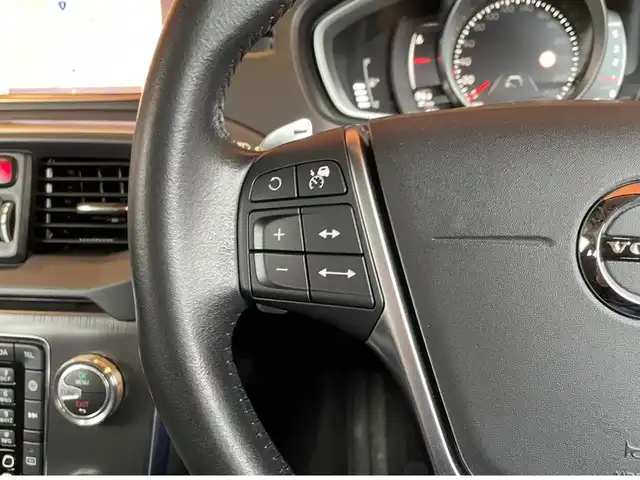 ボルボ Ｖ４０ D4 インスクリプション 愛知県 2017(平29)年 4.9万km パッションレッド 純正ナビ /バックカメラ　/フルセグTV /パノラマサンルーフ /harman/kardon/ブラインドスポット /レーンキープ /ACC/黒革シート /シートヒーター/LEDヘッドライト /純正17インチアルミ/コーナーセンサー