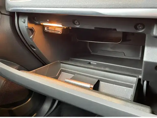 ボルボ Ｖ４０ D4 インスクリプション 愛知県 2017(平29)年 4.9万km パッションレッド 純正ナビ /バックカメラ　/フルセグTV /パノラマサンルーフ /harman/kardon/ブラインドスポット /レーンキープ /ACC/黒革シート /シートヒーター/LEDヘッドライト /純正17インチアルミ/コーナーセンサー