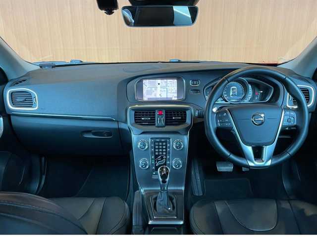 ボルボ Ｖ４０ D4 インスクリプション 高知県 2017(平29)年 4.9万km パッションレッド 純正ナビ /バックカメラ　/フルセグTV /パノラマサンルーフ /harman/kardon/ブラインドスポット /レーンキープ /ACC/黒革シート /シートヒーター/LEDヘッドライト /純正17インチアルミ/コーナーセンサー