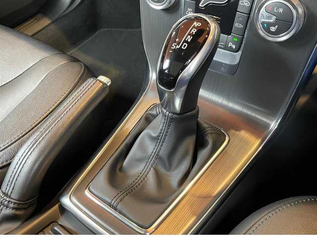 ボルボ Ｖ４０ D4 インスクリプション 高知県 2017(平29)年 4.9万km パッションレッド 純正ナビ /バックカメラ　/フルセグTV /パノラマサンルーフ /harman/kardon/ブラインドスポット /レーンキープ /ACC/黒革シート /シートヒーター/LEDヘッドライト /純正17インチアルミ/コーナーセンサー