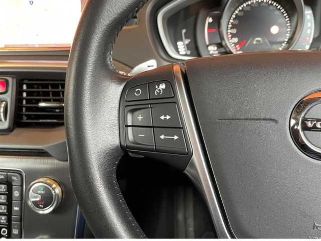 ボルボ Ｖ４０ D4 インスクリプション 高知県 2017(平29)年 4.9万km パッションレッド 純正ナビ /バックカメラ　/フルセグTV /パノラマサンルーフ /harman/kardon/ブラインドスポット /レーンキープ /ACC/黒革シート /シートヒーター/LEDヘッドライト /純正17インチアルミ/コーナーセンサー