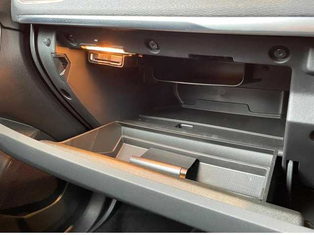 ボルボ Ｖ４０ D4 インスクリプション 高知県 2017(平29)年 4.9万km パッションレッド 純正ナビ /バックカメラ　/フルセグTV /パノラマサンルーフ /harman/kardon/ブラインドスポット /レーンキープ /ACC/黒革シート /シートヒーター/LEDヘッドライト /純正17インチアルミ/コーナーセンサー