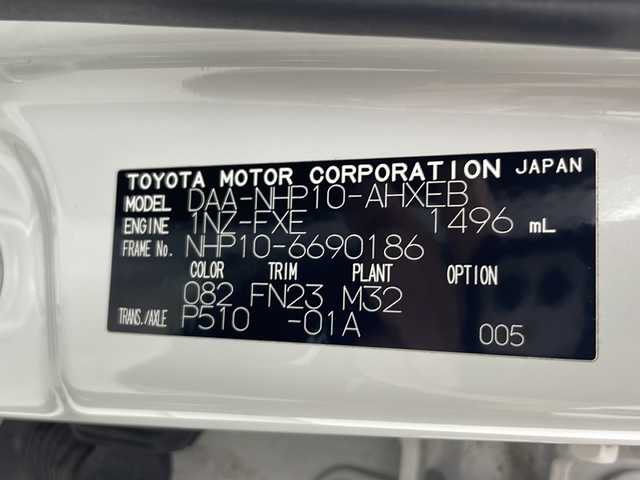 トヨタ アクア G GRスポーツ 17インチPKG 秋田県 2018(平30)年 5.6万km ライムホワイトパールクリスタルシャイン 純正ナビ【AM/FM/BT/CD】 /フルセグTV /バックカメラ /ETC /GR専用ハーフレザーシート　/GR専用フロアマット　/寒冷地仕様　/クルーズコントロール　/オートマチックハイビーム　/フロントワイパーデアイサー /ソナー/オートエアコン /ハーフレザー/革巻きステアリング/EV MODE/ECO MODE/横滑り防止装置/衝突被害軽減システム/オートライト/スマートキー/ステアリングリモコン/レーン逸脱防止/プッシュスタート /電格ミラー/純正フロアマット/サイドバイザー /純正AW/ウィンカーミラー /フォグライト /保証書/取扱説明書