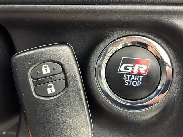 トヨタ アクア G GRスポーツ 17インチPKG 秋田県 2018(平30)年 5.6万km ライムホワイトパールクリスタルシャイン 純正ナビ【AM/FM/BT/CD】 /フルセグTV /バックカメラ /ETC /GR専用ハーフレザーシート　/GR専用フロアマット　/寒冷地仕様　/クルーズコントロール　/オートマチックハイビーム　/フロントワイパーデアイサー /ソナー/オートエアコン /ハーフレザー/革巻きステアリング/EV MODE/ECO MODE/横滑り防止装置/衝突被害軽減システム/オートライト/スマートキー/ステアリングリモコン/レーン逸脱防止/プッシュスタート /電格ミラー/純正フロアマット/サイドバイザー /純正AW/ウィンカーミラー /フォグライト /保証書/取扱説明書